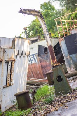 Novi Sad, Sırbistan - 29 Eylül. 2019: Novi Sad 'daki Tuna Nehri' ndeki tankerin enkazı.