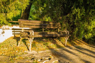 Novi Sad, Sırbistan - 28 Nisan. 2019: Novi Sad 'ın banliyöleri, Petrovaradin yılın bahar döneminde. Tekije 'de Karlar Leydisi Kilisesi' nin bahçesinde..