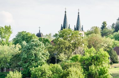 Novi Sad, Sırbistan - 28 Nisan. 2019: Tekije 'deki Karlı Kadın Kilisesi Kubbesi.