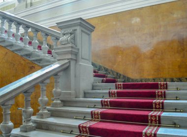 Sırbistan 'ın Sremski Karlovci kentindeki Patriklik Mahkemesi' nin merdiven ve salonu