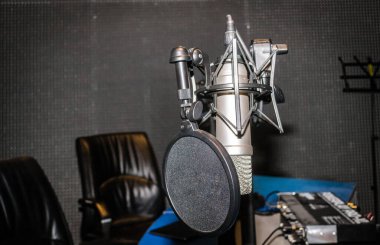 Radyo stüdyosunda mikrofon.