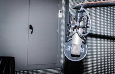 Radyo stüdyosunda mikrofon.