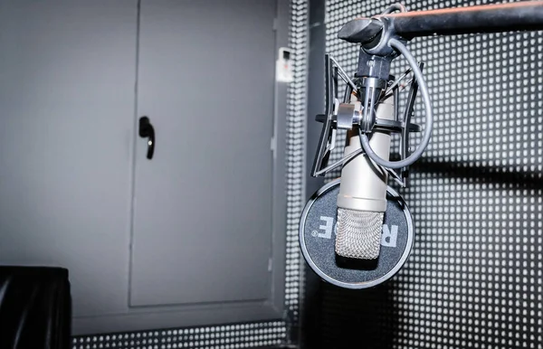Radyo stüdyosunda mikrofon.