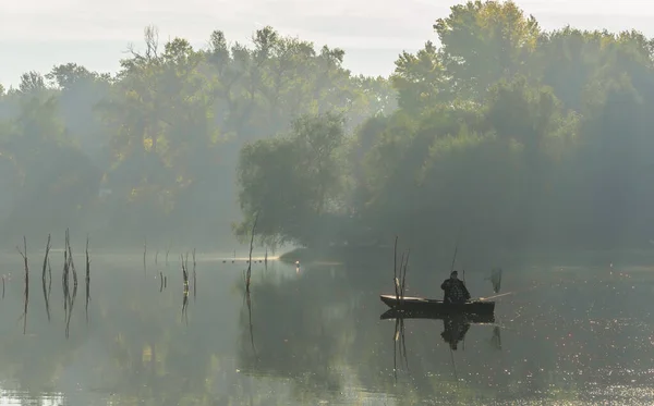 塞尔维亚诺维萨德 2015年10月22日 诺维萨德市附近的一个小天然湖泊 湖岸上 覆盖着晨雾 — 图库照片