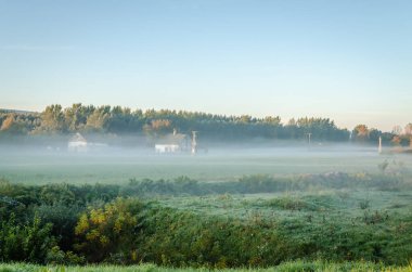 Novi Sad, Sırbistan - 22 Ekim 2015: Köyün çıkışında gün doğumu 