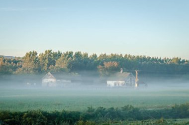 Novi Sad, Sırbistan - 22 Ekim 2015: Köyün çıkışında gün doğumu 