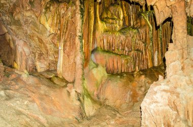 Bu, Sırbistan geçidinde bir mağara ve adı Resavska pecina.. 