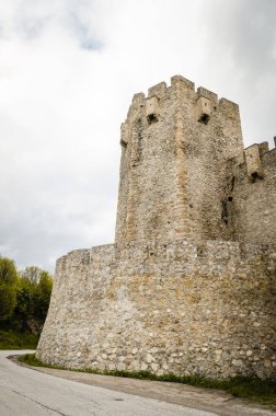 Ortodoks Manastırı. Manasija manastırının etrafındaki tahkimatların kalıntıları..