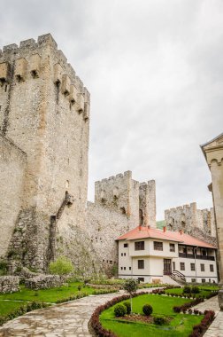 Ortodoks Manastırı. Manasija manastırının etrafındaki tahkimatların kalıntıları..