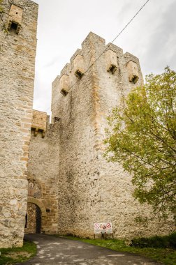 Ortodoks Manastırı. Manasija manastırının etrafındaki tahkimatların kalıntıları.