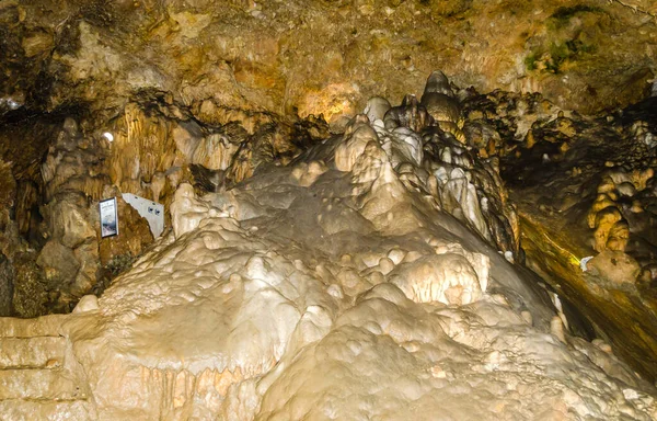 Esta Uma Caverna Localizada Desfiladeiro Sérvia Chamada Resavska Pecina — Fotografia de Stock