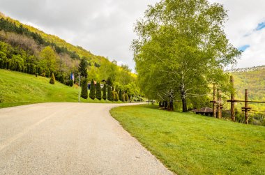  Resavska mağarasının girişinin önünde..