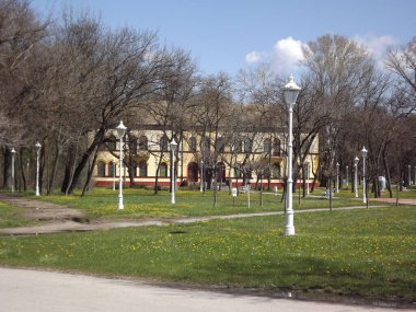 Subotica, Sırbistan - 13 Nisan 2013: Palic Gölü 'ne park, baharın güneşli bir günü.