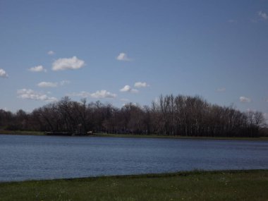 Subotica, Sırbistan - 13 Nisan 2013: Palic Gölü 'ne park, baharın güneşli bir günü.
