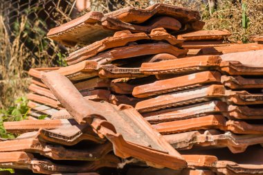 Evin çatısından sökülmüş eski fayanslar..