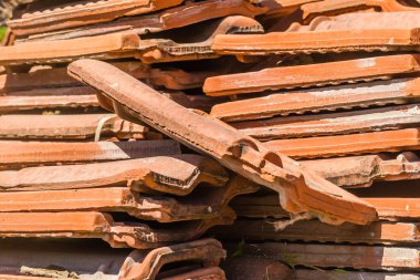 Evin çatısından sökülmüş eski fayanslar..