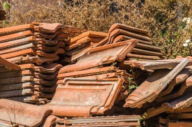 Evin çatısından sökülmüş eski fayanslar..