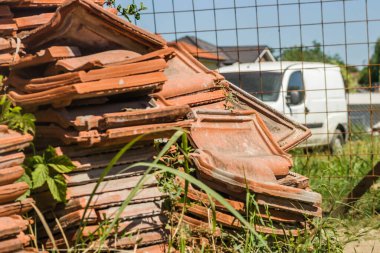 Evin çatısından sökülmüş eski fayanslar..