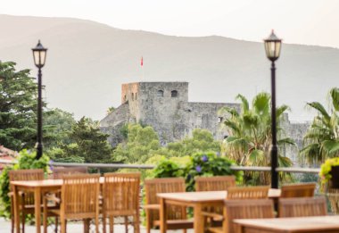 Forte Mare Kalesi, Kver limanının yanında, deniz kenarında.