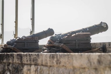 Herceg Novi 'deki eski kasabanın duvarlarında eski toplar var..