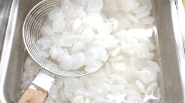 Piyasada bir sürü şeker palmiyesi var. Arenga pinnata, Endonezya 'da Kolang Kaling meyvesi olarak bilinir. Geleneksel tatlı olarak jöleye benzer ve sağlık için iyidir..