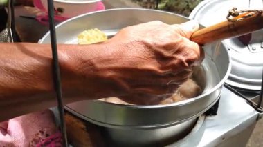 Köfte satıcısının müşterinin siparişini hazırlayan yakın plan fotoğrafı. Çorbadan yükselen buhar lezzetli lezzeti artırır. Endonezya sokak yemekleri, erişteli biftek köftesi.
