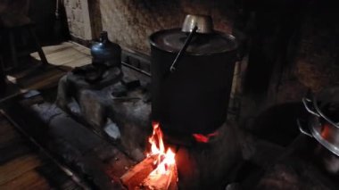 Geleneksel mutfak içi yanan odun sobası ve pişirme tenceresi ve dalgalı dumanı ile ona güçlü bir köy cazibesi verir..