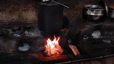Geleneksel mutfak içi yanan odun sobası ve pişirme tenceresi ve dalgalı dumanı ile ona güçlü bir köy cazibesi verir..