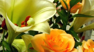 Güzel gül çiçeği buketi. Düğün konsepti dekorasyonu. Zarif çiçek aranjmanıyla hayalperest, yumuşak çiçek arkaplanı.