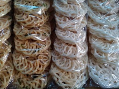 Endonezya usulü krupu ya da kraker nişastandan yapılmış, plastik paketlenmiş ve geleneksel pazarda satılmaya hazırdı..