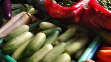 Endonezya 'daki geleneksel pazarda çeşitli sebzeler satışa hazır. Sabah güneşi bazılarını aydınlatıyor, güzel bir atmosfer yaratıyor, küçük iş hareketlerinin ruhunu.