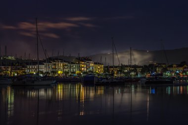 Bağlantı noktası ile tekneler ve Adriyatik kıyısı binalarda. Izola, Slovenya.