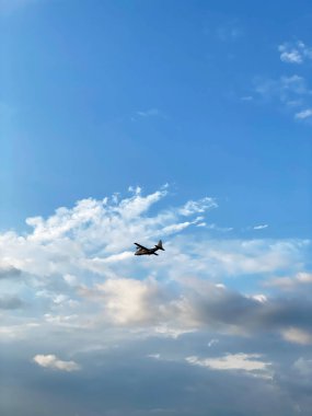 Sonsuz Mavi Gökteki Yalnız Uçak