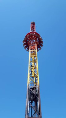 Energylandia 'nın serbest düşüş cazibesi gökyüzüne yükseliyor, ziyaretçilere yoğun heyecanlar ve unutulmaz adrenalin dolu bir düşüş yaşatıyor..