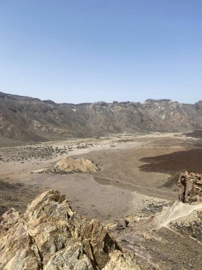 İspanya 'da Teide Ulusal Parkı, Tenerife, Kanarya Adaları' ndaki krater ve kurak volkanik manzaranın panoramik görüntüsü. Dramatik kayalar, lav alanları ve dağ manzarası.