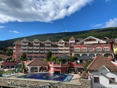 Ortisei, Italia - 30 Ağustos 2025: Ortisei, Bolzano, İtalya 'daki Seceda Dağı' nda açık havuzu olan lüks dağ beldesi