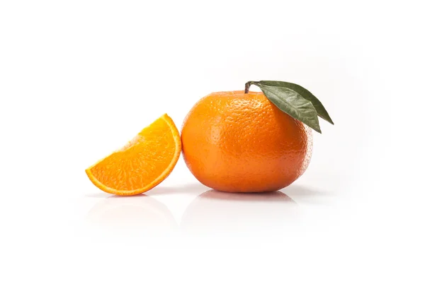 Naranjas fruta y cuña sobre fondo blanco —  Fotos de Stock