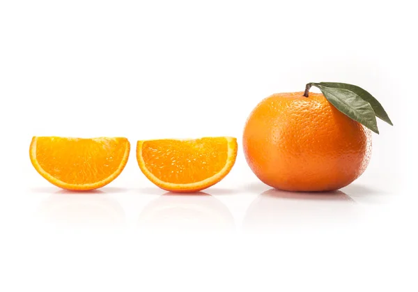 Naranjas fruta y cuña sobre fondo blanco —  Fotos de Stock