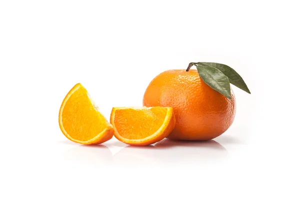 Naranjas fruta y cuña sobre fondo blanco — Foto de Stock