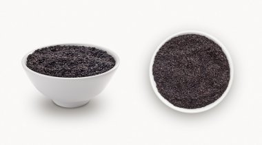 Beyaz bir arka plan üzerinde izole siyah susam 