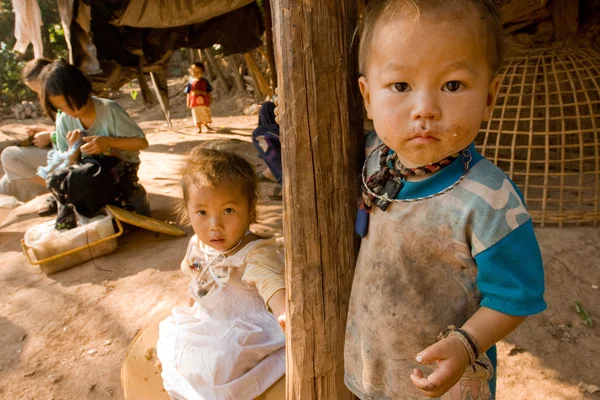 Bambini del gruppo etnico Hmong nel villaggio — Foto Stock