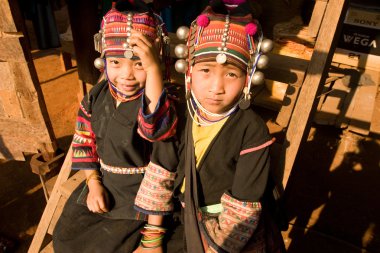 Akha etnik grup geleneksel giysiler içinde kızlardan