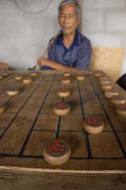 az adam Çin Satrancı, Xiangq olarak da adlandırılan oynuyorlar