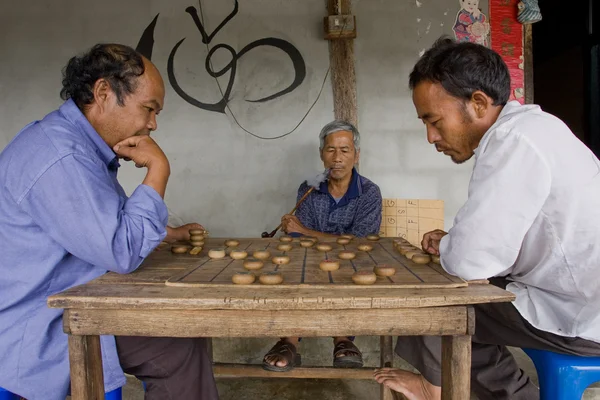 几个男人正在玩中国象棋，也叫 Xiangq — 图库照片
