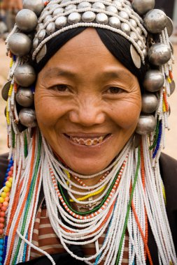 Yaşlı bir kadın Akha etnik gruptan