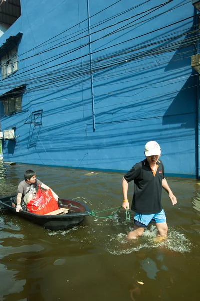 Bangkok, Thaiföld 2011, során a nagy árvizek, hogy az érintett több tartományban. Mozgó lesz nehéz, az emberek használják a kis hajók és kenu mozogni. — Stock Fotó