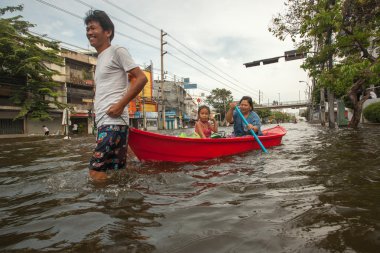 Bangkok, Tayland 2011, çeşitli illerde etkilenen büyük sel sırasında. Taşınmak zorlaşır, insanlar hareket etmek için küçük tekneler ve kanolar kullanırlar..
