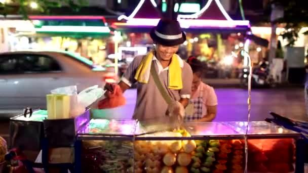 Бангкокский уличный торговец фруктами — стоковое видео