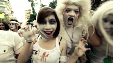 zombi Bangkok caddede yürümek