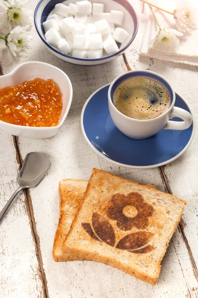 Πρωινό, καφές, μαρμελάδες και τοστ με ένα λουλούδι μοτίβο — Φωτογραφία Αρχείου